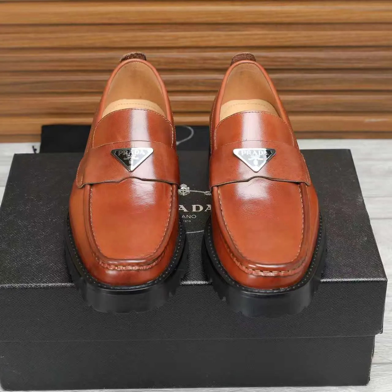 Men's shoes 💰540 💰💰🎩🎩【Prada】Counter 1:1⬆️original reproduction, absolute quality🆗original outsole, high-quality imported rubber, wear-resistant and non-slip, never degummed, upper material: imported first-layer cowhide➕anti-slip foam outsole, official website material, inner material: water-dyed leather lining, 6 colors available! Code number 38-45